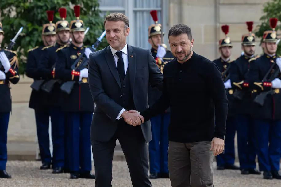 Президент Франції Еммануель Макрон вітає президента України Володимира Зеленського після його прибуття до Єлисейського палацу в Парижі в четвер